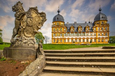 Gün batımında sarayı olan tarihi Saray Parkı. Bamberg, Franconia, Bavyera, Almanya 'da manzara fotoğrafı