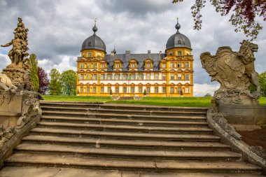 Gün batımında sarayı olan tarihi Saray Parkı. Bamberg, Franconia, Bavyera, Almanya 'da manzara fotoğrafı