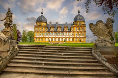 Gün batımında sarayı olan tarihi Saray Parkı. Bamberg, Franconia, Bavyera, Almanya 'da manzara fotoğrafı