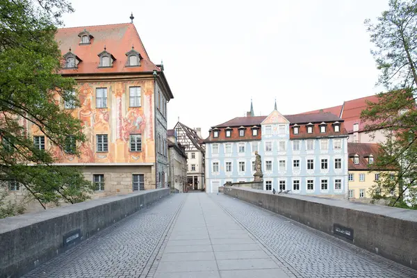 Sabah muhteşem tarihi bir kasaba. Bamberg, Franconia, Bavyera, Almanya 'da bir şehir manzarasında güzel yarı ahşap evler ve cepheler.