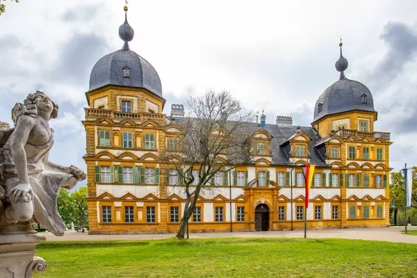 Gün batımında sarayı olan tarihi Saray Parkı. Bamberg, Franconia, Bavyera, Almanya 'da manzara fotoğrafı