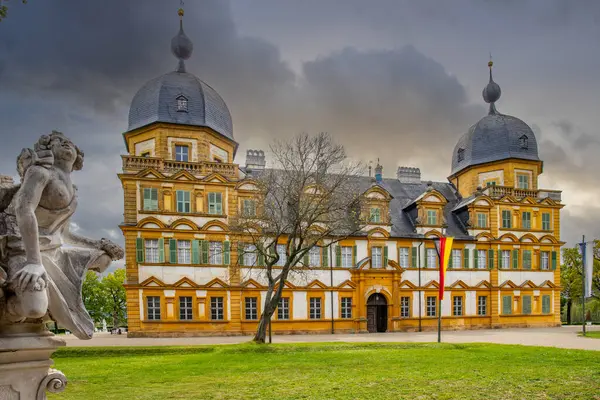 Gün batımında sarayı olan tarihi Saray Parkı. Bamberg, Franconia, Bavyera, Almanya 'da manzara fotoğrafı