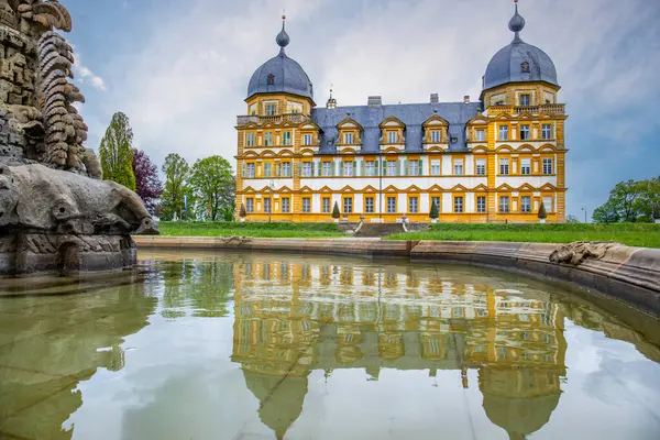Gün batımında sarayı olan tarihi Saray Parkı. Bamberg, Franconia, Bavyera, Almanya 'da manzara fotoğrafı