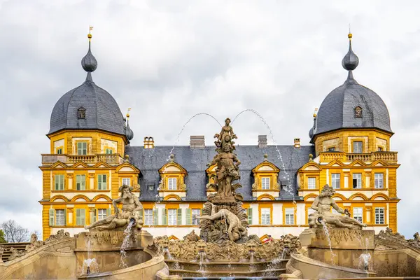 Gün batımında sarayı olan tarihi Saray Parkı. Bamberg, Franconia, Bavyera, Almanya 'da manzara fotoğrafı