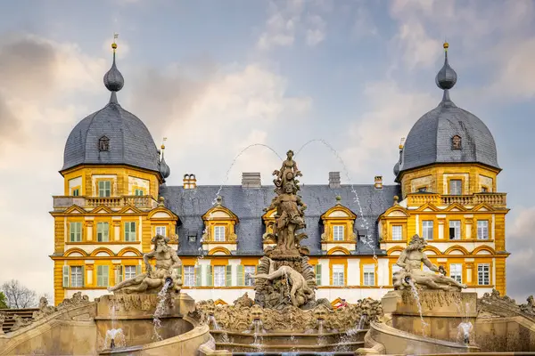 Gün batımında sarayı olan tarihi Saray Parkı. Bamberg, Franconia, Bavyera, Almanya 'da manzara fotoğrafı