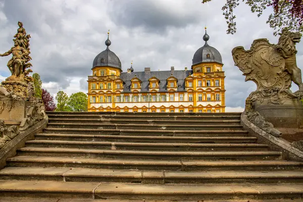 Gün batımında sarayı olan tarihi Saray Parkı. Bamberg, Franconia, Bavyera, Almanya 'da manzara fotoğrafı