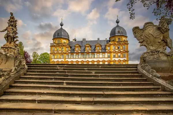Gün batımında sarayı olan tarihi Saray Parkı. Bamberg, Franconia, Bavyera, Almanya 'da manzara fotoğrafı