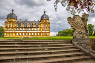 Gün batımında sarayı olan tarihi Saray Parkı. Bamberg, Franconia, Bavyera, Almanya 'da manzara fotoğrafı