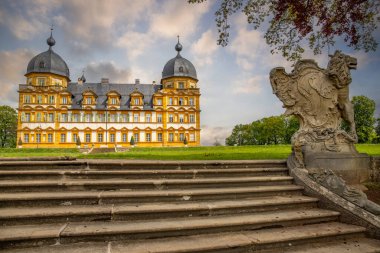 Gün batımında sarayı olan tarihi Saray Parkı. Bamberg, Franconia, Bavyera, Almanya 'da manzara fotoğrafı