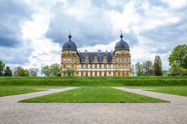 Gün batımında sarayı olan tarihi Saray Parkı. Bamberg, Franconia, Bavyera, Almanya 'da manzara fotoğrafı