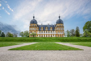 Gün batımında sarayı olan tarihi Saray Parkı. Bamberg, Franconia, Bavyera, Almanya 'da manzara fotoğrafı
