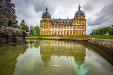 Gün batımında sarayı olan tarihi Saray Parkı. Bamberg, Franconia, Bavyera, Almanya 'da manzara fotoğrafı