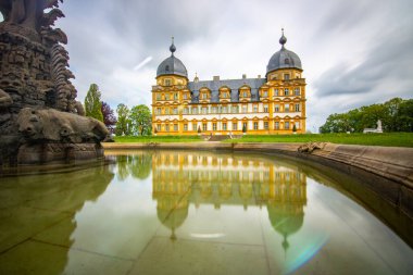 Gün batımında sarayı olan tarihi Saray Parkı. Bamberg, Franconia, Bavyera, Almanya 'da manzara fotoğrafı