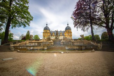 Gün batımında sarayı olan tarihi Saray Parkı. Bamberg, Franconia, Bavyera, Almanya 'da manzara fotoğrafı