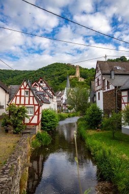 Sabah tarihi, yarı ağaçlı bir köy. Elz Vadisi, Mayen-Koblenz, Rhineland-Palatinate, Almanya 'da Monreal' de güzel bir ışık var.