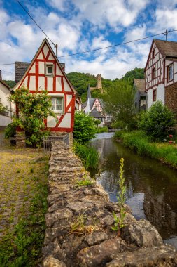 Sabah tarihi, yarı ağaçlı bir köy. Elz Vadisi, Mayen-Koblenz, Rhineland-Palatinate, Almanya 'da Monreal' de güzel bir ışık var.