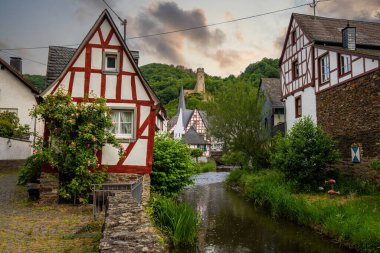 Sabah tarihi, yarı ağaçlı bir köy. Elz Vadisi, Mayen-Koblenz, Rhineland-Palatinate, Almanya 'da Monreal' de güzel bir ışık var.