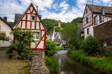 Sabah tarihi, yarı ağaçlı bir köy. Elz Vadisi, Mayen-Koblenz, Rhineland-Palatinate, Almanya 'da Monreal' de güzel bir ışık var.
