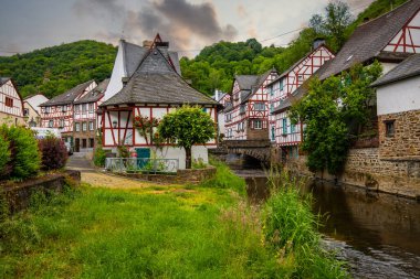 Sabah tarihi, yarı ağaçlı bir köy. Elz Vadisi, Mayen-Koblenz, Rhineland-Palatinate, Almanya 'da Monreal' de güzel bir ışık var.