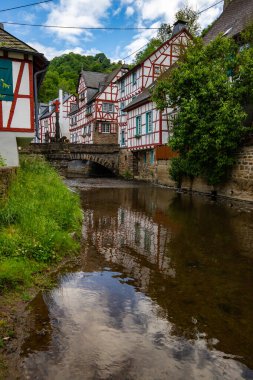 Sabah tarihi, yarı ağaçlı bir köy. Elz Vadisi, Mayen-Koblenz, Rhineland-Palatinate, Almanya 'da Monreal' de güzel bir ışık var.