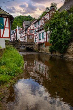 Sabah tarihi, yarı ağaçlı bir köy. Elz Vadisi, Mayen-Koblenz, Rhineland-Palatinate, Almanya 'da Monreal' de güzel bir ışık var.