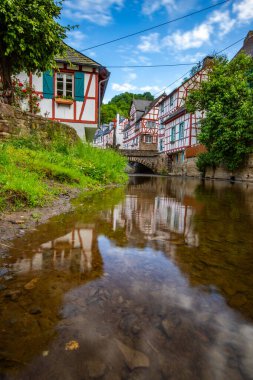 Sabah tarihi, yarı ağaçlı bir köy. Elz Vadisi, Mayen-Koblenz, Rhineland-Palatinate, Almanya 'da Monreal' de güzel bir ışık var.