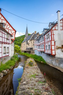 Sabah tarihi, yarı ağaçlı bir köy. Elz Vadisi, Mayen-Koblenz, Rhineland-Palatinate, Almanya 'da Monreal' de güzel bir ışık var.