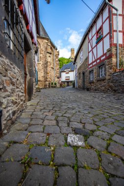 Sabah tarihi, yarı ağaçlı bir köy. Elz Vadisi, Mayen-Koblenz, Rhineland-Palatinate, Almanya 'da Monreal' de güzel bir ışık var.