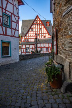 Sabah tarihi, yarı ağaçlı bir köy. Elz Vadisi, Mayen-Koblenz, Rhineland-Palatinate, Almanya 'da Monreal' de güzel bir ışık var.