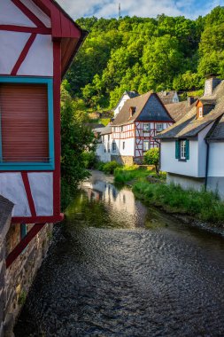 Sabah tarihi, yarı ağaçlı bir köy. Elz Vadisi, Mayen-Koblenz, Rhineland-Palatinate, Almanya 'da Monreal' de güzel bir ışık var.