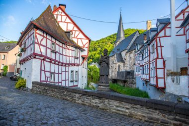 Sabah tarihi, yarı ağaçlı bir köy. Elz Vadisi, Mayen-Koblenz, Rhineland-Palatinate, Almanya 'da Monreal' de güzel bir ışık var.