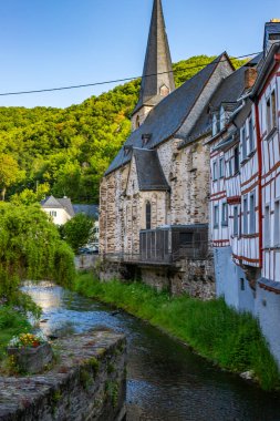 Sabah tarihi, yarı ağaçlı bir köy. Elz Vadisi, Mayen-Koblenz, Rhineland-Palatinate, Almanya 'da Monreal' de güzel bir ışık var.