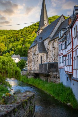 Sabah tarihi, yarı ağaçlı bir köy. Elz Vadisi, Mayen-Koblenz, Rhineland-Palatinate, Almanya 'da Monreal' de güzel bir ışık var.
