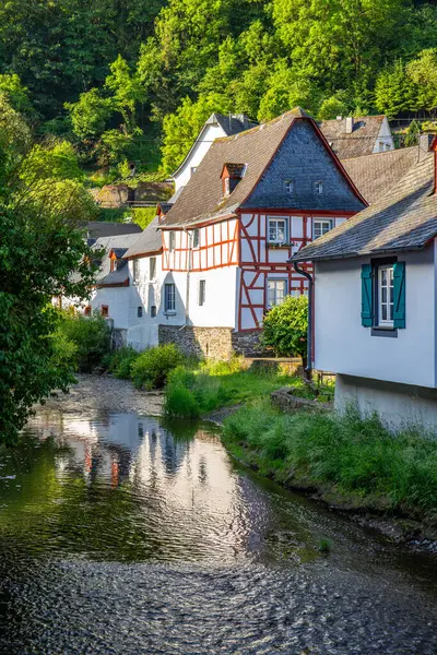 Sabah tarihi, yarı ağaçlı bir köy. Elz Vadisi, Mayen-Koblenz, Rhineland-Palatinate, Almanya 'da Monreal' de güzel bir ışık var.