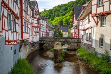 Sabah tarihi, yarı ağaçlı bir köy. Elz Vadisi, Mayen-Koblenz, Rhineland-Palatinate, Almanya 'da Monreal' de güzel bir ışık var.