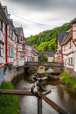 Sabah tarihi, yarı ağaçlı bir köy. Elz Vadisi, Mayen-Koblenz, Rhineland-Palatinate, Almanya 'da Monreal' de güzel bir ışık var.