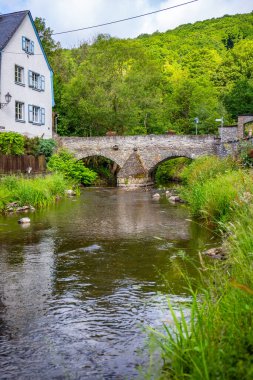 Sabah tarihi, yarı ağaçlı bir köy. Elz Vadisi, Mayen-Koblenz, Rhineland-Palatinate, Almanya 'da Monreal' de güzel bir ışık var.
