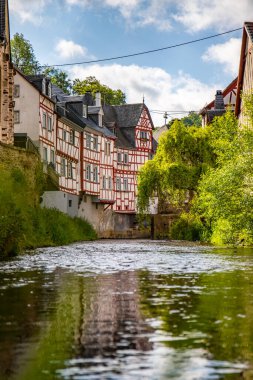 Sabah tarihi, yarı ağaçlı bir köy. Elz Vadisi, Mayen-Koblenz, Rhineland-Palatinate, Almanya 'da Monreal' de güzel bir ışık var.