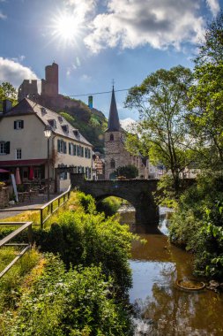 Sabah tarihi, yarı ağaçlı bir köy. Elz Vadisi, Mayen-Koblenz, Rhineland-Palatinate, Almanya 'da Monreal' de güzel bir ışık var.