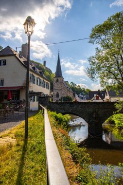 Sabah tarihi, yarı ağaçlı bir köy. Elz Vadisi, Mayen-Koblenz, Rhineland-Palatinate, Almanya 'da Monreal' de güzel bir ışık var.