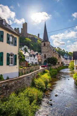 Sabah tarihi, yarı ağaçlı bir köy. Elz Vadisi, Mayen-Koblenz, Rhineland-Palatinate, Almanya 'da Monreal' de güzel bir ışık var.