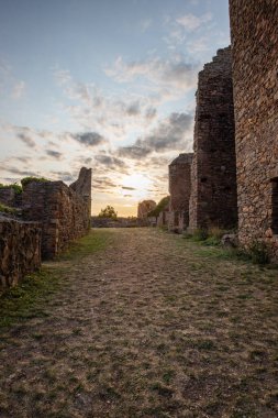 Şato harabelerinin üzerinde gün batımı, Almanya 'nın Palatinate Ormanı' ndaki yazdan kalma güzel manzara fotoğrafı.