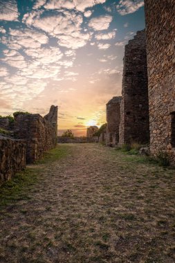 Şato harabelerinin üzerinde gün batımı, Almanya 'nın Palatinate Ormanı' ndaki yazdan kalma güzel manzara fotoğrafı.