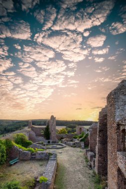 Şato harabelerinin üzerinde gün batımı, Almanya 'nın Palatinate Ormanı' ndaki yazdan kalma güzel manzara fotoğrafı.