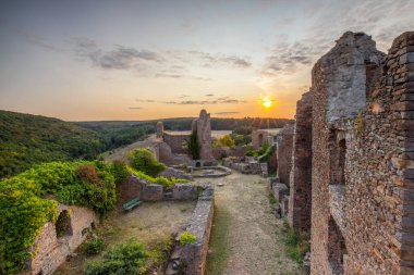 Şato harabelerinin üzerinde gün batımı, Almanya 'nın Palatinate Ormanı' ndaki yazdan kalma güzel manzara fotoğrafı.