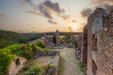 Şato harabelerinin üzerinde gün batımı, Almanya 'nın Palatinate Ormanı' ndaki yazdan kalma güzel manzara fotoğrafı.
