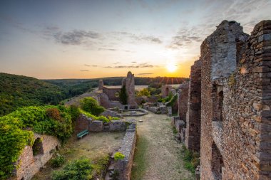 Şato harabelerinin üzerinde gün batımı, Almanya 'nın Palatinate Ormanı' ndaki yazdan kalma güzel manzara fotoğrafı.