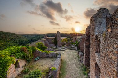 Şato harabelerinin üzerinde gün batımı, Almanya 'nın Palatinate Ormanı' ndaki yazdan kalma güzel manzara fotoğrafı.