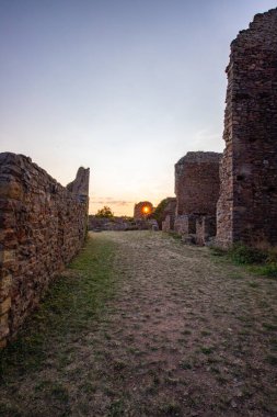 Şato harabelerinin üzerinde gün batımı, Almanya 'nın Palatinate Ormanı' ndaki yazdan kalma güzel manzara fotoğrafı.