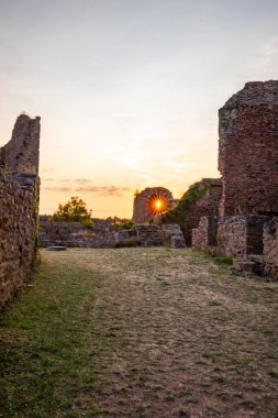 Şato harabelerinin üzerinde gün batımı, Almanya 'nın Palatinate Ormanı' ndaki yazdan kalma güzel manzara fotoğrafı.